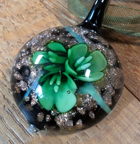 Whimsical Green Tulip Murano Glass Flower Pendant Necklace 🌿✨ - Picture 8 of 8